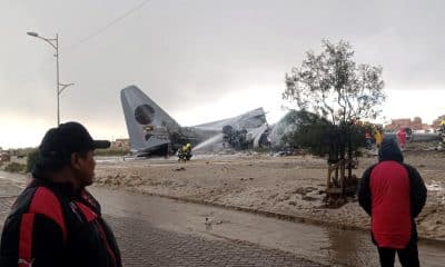 Fotografía cedida por Noticias San Roque D7 donde se muestra un avión militar de carga accidentado este viernes en El Alto (Bolivia). EFE/ Noticias San Roque D7