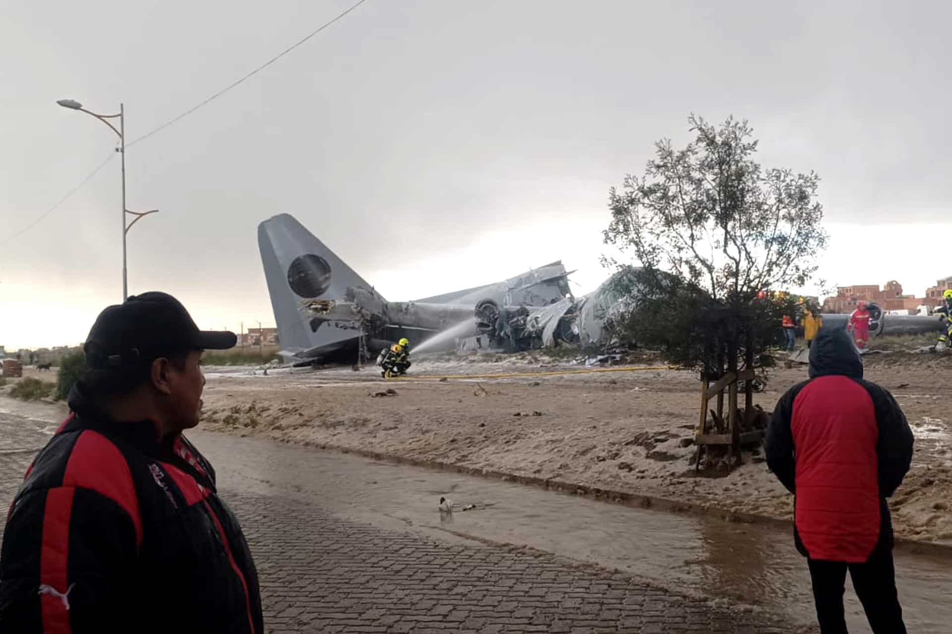 Fotografía cedida por Noticias San Roque D7 donde se muestra un avión militar de carga accidentado este viernes en El Alto (Bolivia). EFE/ Noticias San Roque D7
