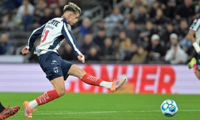 El delantero argentino de Monterrey, Luca Arellano, remata a puerta de Tijuana durante el partido del Torneo Clausura mexicano jugado este sábado en el estadio BBVA, en Guadalupe. EFE/ Miguel Sierra