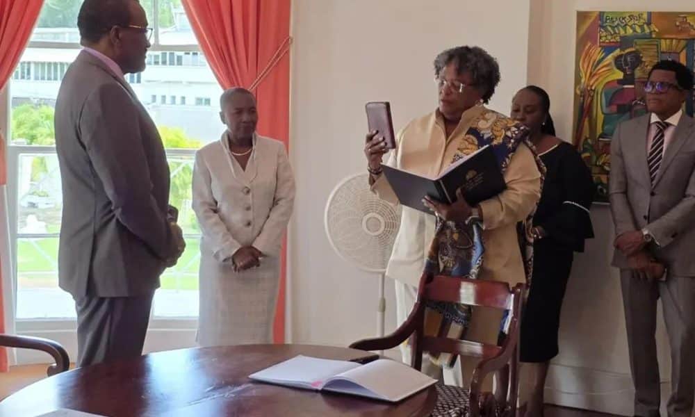 Fotografía difundida por el servicio de información del Gobierno de Barbados de su primera ministra, Mia Mottley (d), durante el juramento de su cargo este jueves, en la Casa del Estado en Bridgetown (Barbados). Mottley revalidó, por tercera vez consecutiva, como primera ministra de Barbados, al liderar a su Partido Laborista de Barbados (BLP, en inglés) a una victoria aplastante en las elecciones generales. EFE/ Gobierno de Barbados