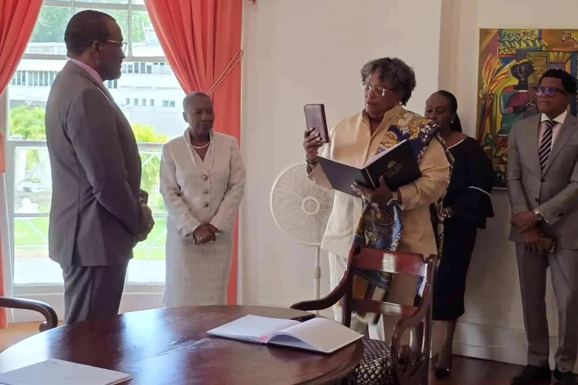 Fotografía difundida por el servicio de información del Gobierno de Barbados de su primera ministra, Mia Mottley (d), durante el juramento de su cargo este jueves, en la Casa del Estado en Bridgetown (Barbados). Mottley revalidó, por tercera vez consecutiva, como primera ministra de Barbados, al liderar a su Partido Laborista de Barbados (BLP, en inglés) a una victoria aplastante en las elecciones generales. EFE/ Gobierno de Barbados