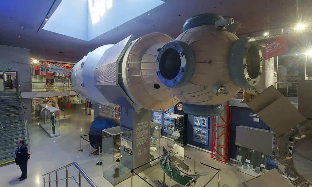 La estación espacial soviética MIR, la primera plataforma multimodular tripulada de la historia que fue puesta en órbita hace 40 años, sentó las premisas para la creación de la Estación Espacial Internacional (EEI) y fue testigo del ocaso y la desintegración de la Unión Soviética. EFE/Fernando Salcines Atte