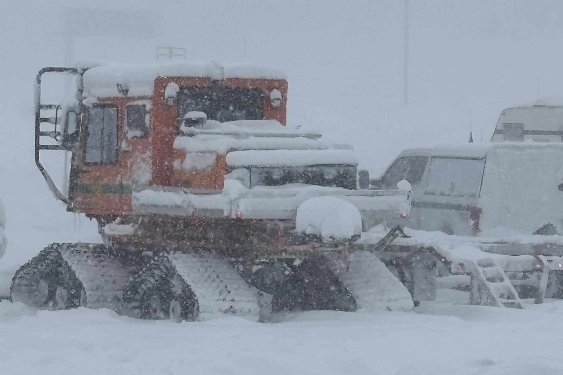 Fotografía del 17 de febrero de 2026 cedida por el Departamento del Alguacil del condado de Nevada que muestra un vehículo especializado para operar en nieve profunda, en California (EE.UU.). EFE/ Departamento del Alguacil del Condado de Nevada