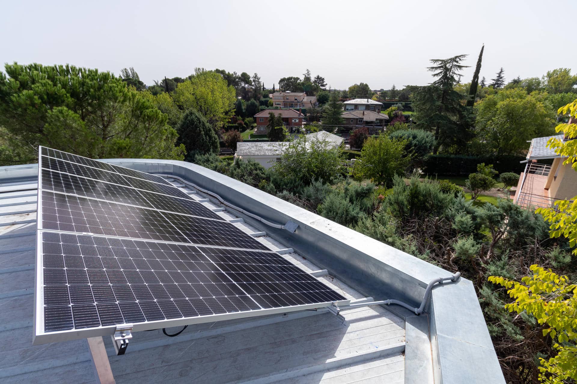 Fotografía de archivo del 04 de octubre de 2022 que muestra paneles solares en Madrid (España). EFE/ Pablo Rojo