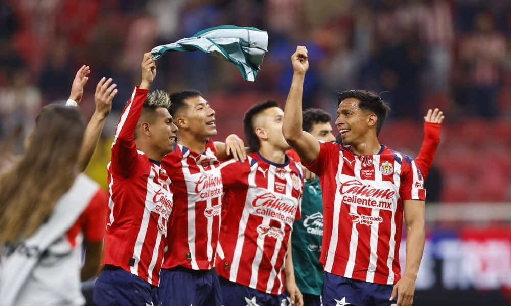 Jugadores del Guadalajara celebran este sábado al finalizar un partido de la Liga MX eante e América disputado en el Estadio Akron, en Guadalajara (México). EFE/ Francisco Guasco