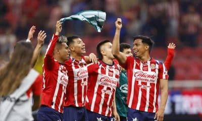 Jugadores del Guadalajara celebran este sábado al finalizar un partido de la Liga MX eante e América disputado en el Estadio Akron, en Guadalajara (México). EFE/ Francisco Guasco