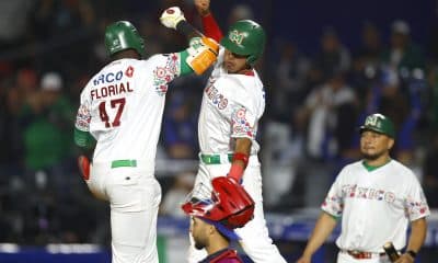 Estevan Florial (i) y Luis Roberto Verdugo (c) de México Verde celebran una anotación este jueves, durante un partido de la Serie del Caribe de Béisbol 2026 entre República Dominicana y México Verde, en el Estadio Panamericano Charros de Jalisco en Guadalajara (México). EFE/ Francisco Guasco