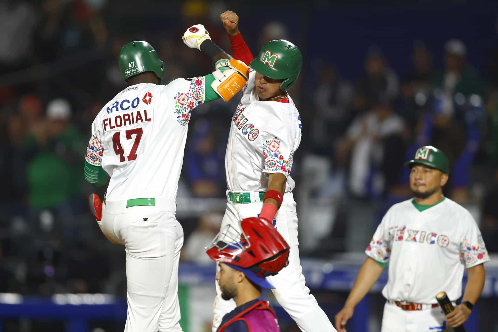 Estevan Florial (i) y Luis Roberto Verdugo (c) de México Verde celebran una anotación este jueves, durante un partido de la Serie del Caribe de Béisbol 2026 entre República Dominicana y México Verde, en el Estadio Panamericano Charros de Jalisco en Guadalajara (México). EFE/ Francisco Guasco