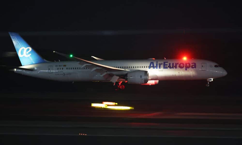 Fotografía de un avión de la aerolínea Air Europa aterrizando este martes, en el Aeropuerto Internacional Simón Bolivar en Maiquetía (Venezuela). EFE/ Miguel Gutierrez