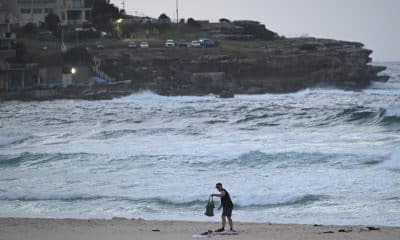 Archivo - SÍDNEY (Australia), 14/12/2025.- Un hombre mueve pertenencias personales mientras la marea sube en Bondi Beach al amanecer. EFE/EPA/DEAN LEWINS AUSTRALIA AND NEW ZEALAND OUT