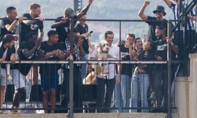 El presidente y propietario del CD Castellón, Haralabos Voulgaris,en el centro, sosteniendo a su perro, celebra con la afición el ascenso de conjunto a la segunda división del fútbol español. EFE/ Andreu Esteban