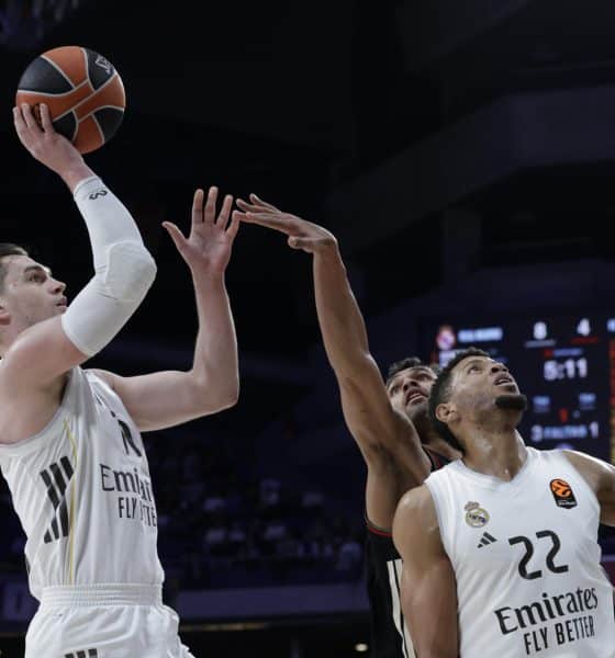 El alero croata del Real Madrid, Mario Hezonja (i), lanza a canasta durante el encuentro de Euroliga que disputan este jueves Real Madrid y Bayern Munich en el Movistar Arena de Madrid. EFE / Juanjo Martín.