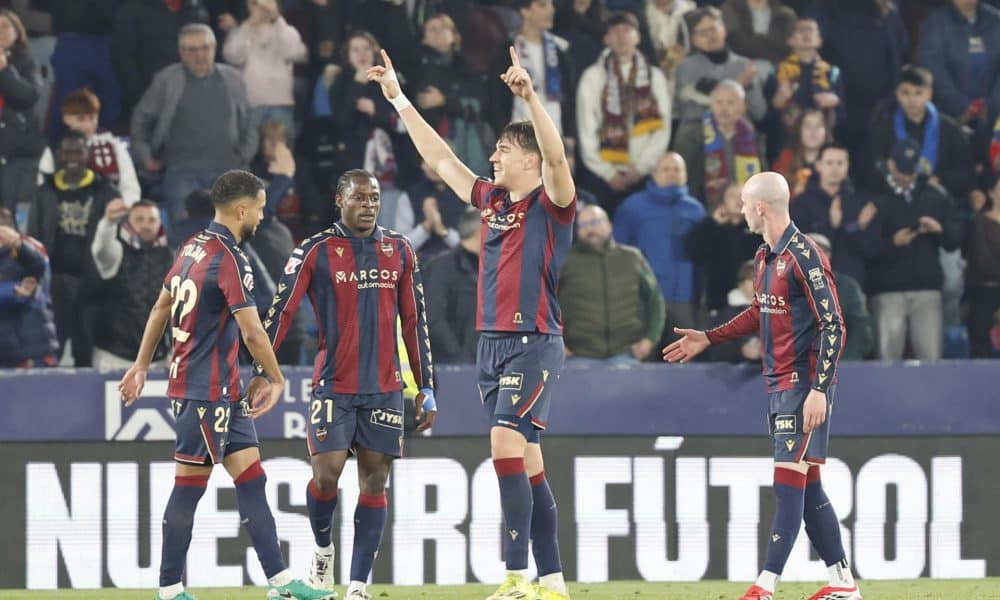 El delantero del Levante Carlos Espí (2d) celebra su segundo gol durante el partido de la jornada 26 de LaLiga de fútbol que Levante UD y Deportivo Alavés disputan este viernes en el estadio Ciutat de Valencia. EFE/Ana Escobar