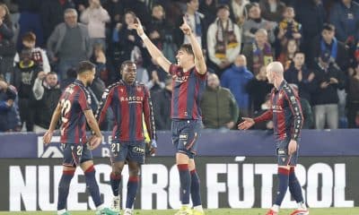 El delantero del Levante Carlos Espí (2d) celebra su segundo gol durante el partido de la jornada 26 de LaLiga de fútbol que Levante UD y Deportivo Alavés disputan este viernes en el estadio Ciutat de Valencia. EFE/Ana Escobar