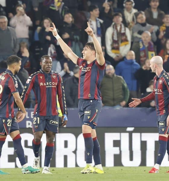 El delantero del Levante Carlos Espí (2d) celebra su segundo gol durante el partido de la jornada 26 de LaLiga de fútbol que Levante UD y Deportivo Alavés disputan este viernes en el estadio Ciutat de Valencia. EFE/Ana Escobar