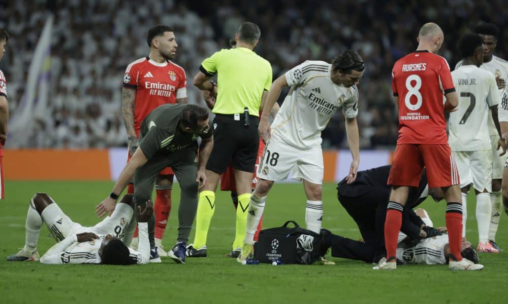 El defensa del Real Madrid Raúl Asencio (d) es atendido en el suelo, durante el partido de vuelta de la fase de acceso a los octavos de la Liga de Campeones que Real Madrid y Benfica disputan en el estadio Santiago Bernabéu. EFE/Juanjo Martín
