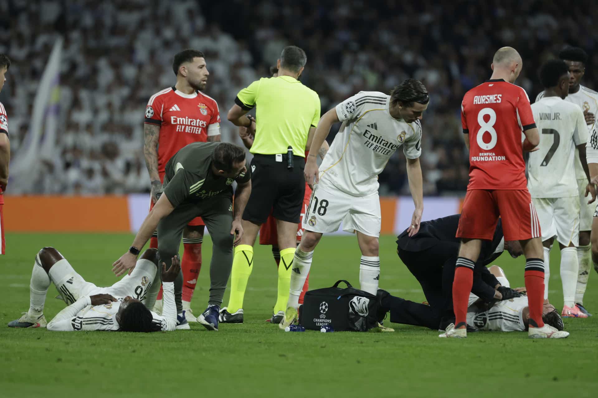 El defensa del Real Madrid Raúl Asencio (d) es atendido en el suelo, durante el partido de vuelta de la fase de acceso a los octavos de la Liga de Campeones que Real Madrid y Benfica disputan en el estadio Santiago Bernabéu. EFE/Juanjo Martín