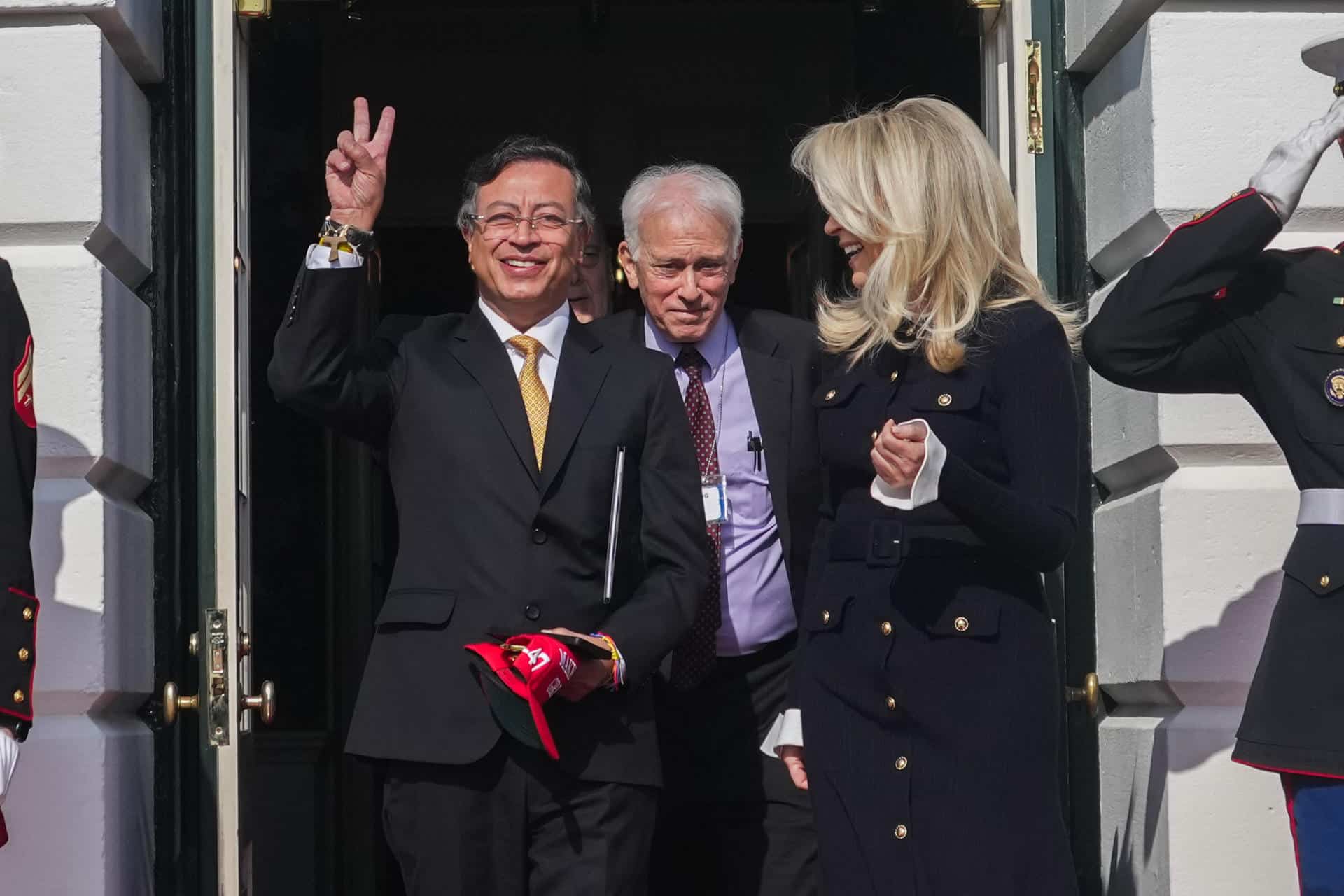 Fotografía cedida por la Presidencia de Colombia del mandatario, Gustavo Petro (i), saliendo de la Casa Blanca tras una reunión con su homólogo de Estados Unidos, Donald Trump, este martes en Washington (EE.UU.). EFE/ Presidencia de Colombia /SOLO USO EDITORIAL/NO VENTAS/SOLO DISPONIBLE PARA ILUSTRAR LA NOTICIA QUE ACOMPAÑA (CRÉDITO OBLIGATORIO)