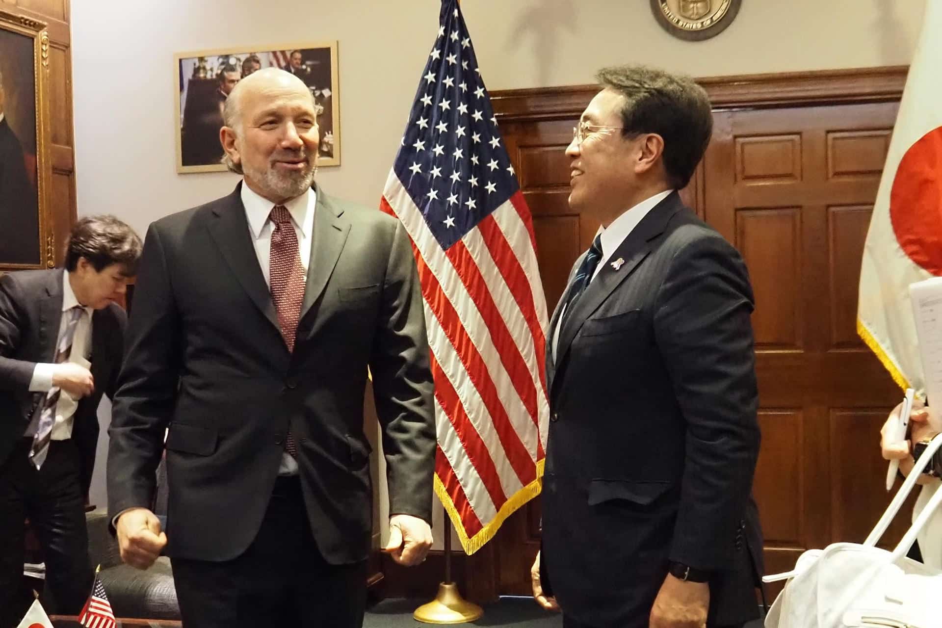 WASHINGTON (Estados Unidos), 12/02/2026.- Fotografía tomada de la cuenta oficial @meti_NIPPON en la red social X del Ministerio de Economía, Comercio e Industria de Japón donde se observa al ministro de Industria de Japón, Ryosei Akazawa (d), con el secretario de Comercio de EE.UU., Howard Lutnick (i). EFE/ @meti_nippon / SOLO USO EDITORIAL/ NO VENTAS/ SOLO DISPONIBLE PARA ILUSTRAR LA NOTICIA QUE ACOMPAÑA (CRÉDITO OBLIGATORIO)