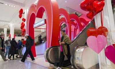 Personas caminan por una tienda decorada por el Día de San Valentín este viernes, en Nueva York (EE.UU.). EFE/ Ángel Colmenares