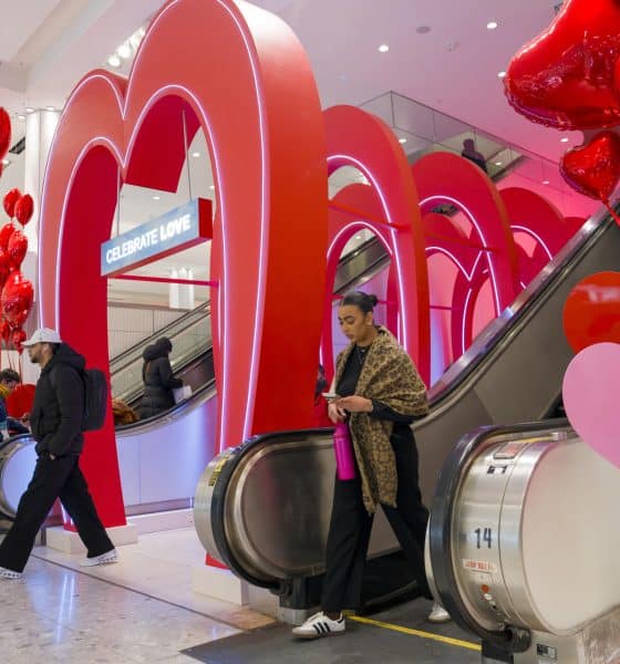Personas caminan por una tienda decorada por el Día de San Valentín este viernes, en Nueva York (EE.UU.). EFE/ Ángel Colmenares