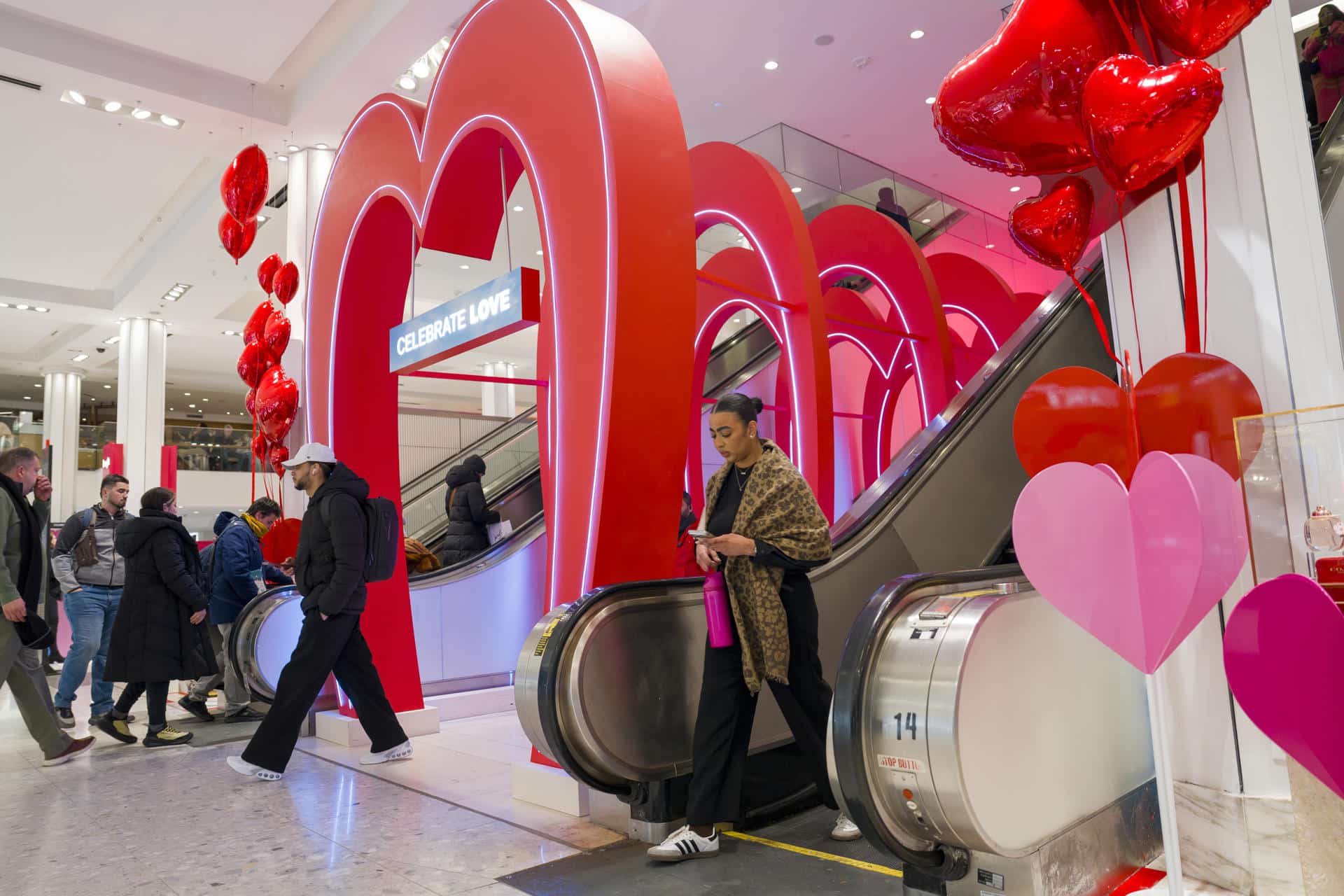 Personas caminan por una tienda decorada por el Día de San Valentín este viernes, en Nueva York (EE.UU.). EFE/ Ángel Colmenares
