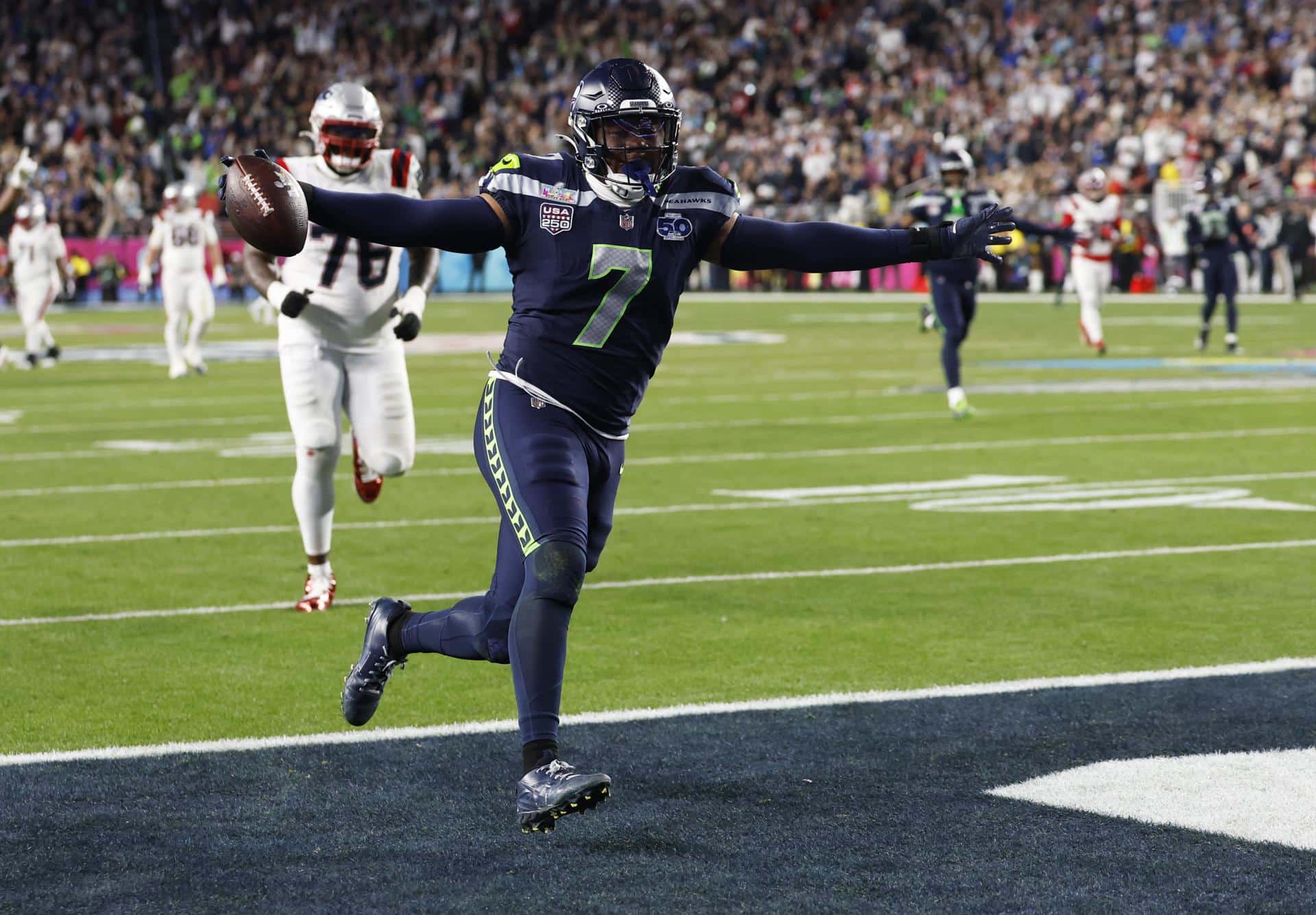 Uchenna Nwosu, apoyador de los Seattle Seahawks durante el Super Bowl LX ante los New England Patriots. EFE/EPA/JOHN G. MABANGLO