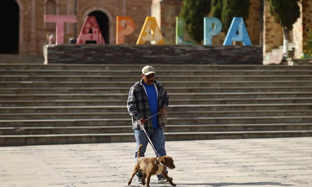 Una persona camina este miércoles, por el centro del municipio de Tapalpa (México). EFE/ Francisco Guasco
