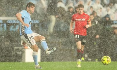 El defensa del Celta Marcos Alonso (i), durante el partido disputado este viernes entre su equipo y el Osasuna, correspondiente a la vigésima tercera jornada de LaLiga EA Sports. EFE/Salvador Sas