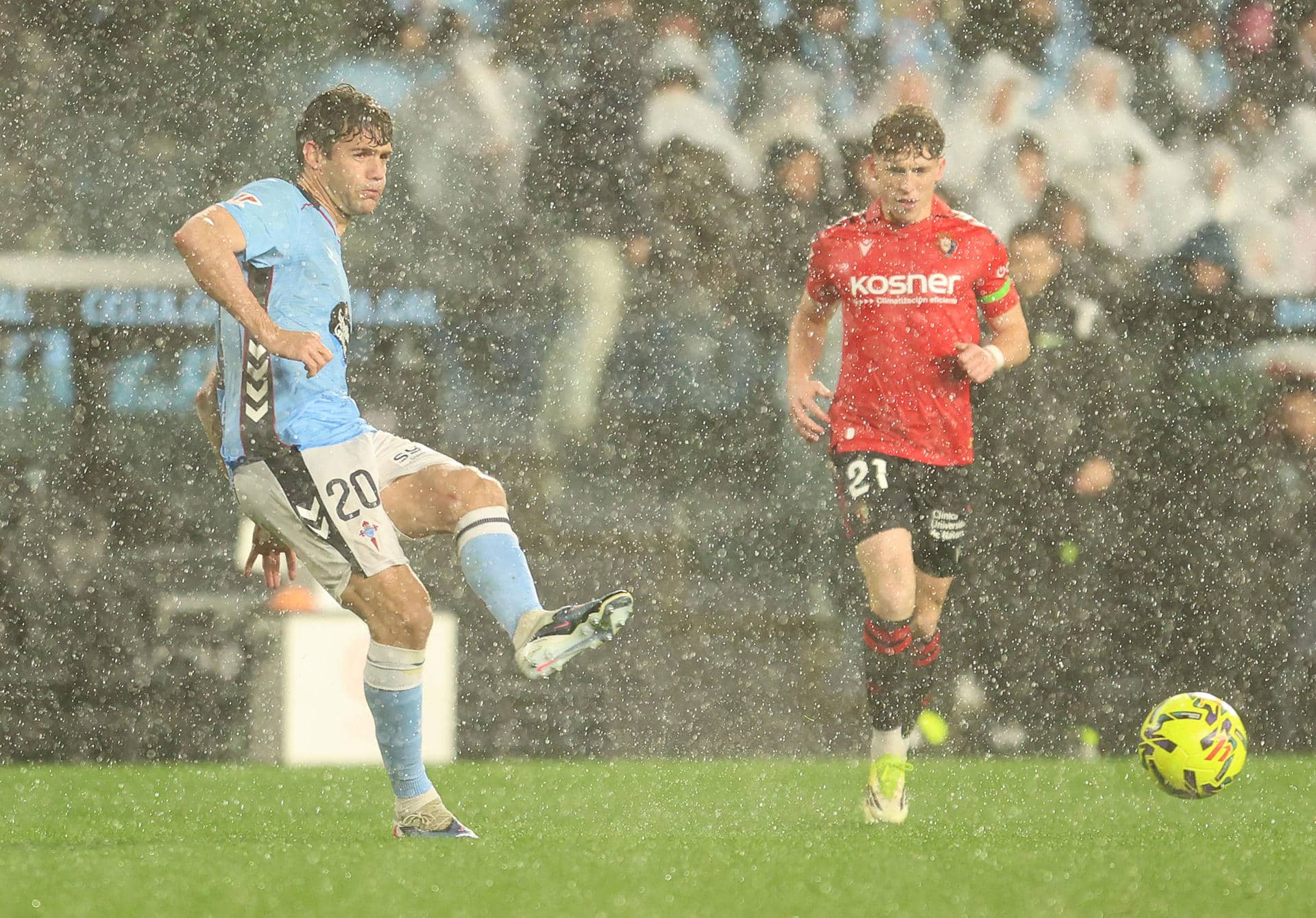 El defensa del Celta Marcos Alonso (i), durante el partido disputado este viernes entre su equipo y el Osasuna, correspondiente a la vigésima tercera jornada de LaLiga EA Sports. EFE/Salvador Sas