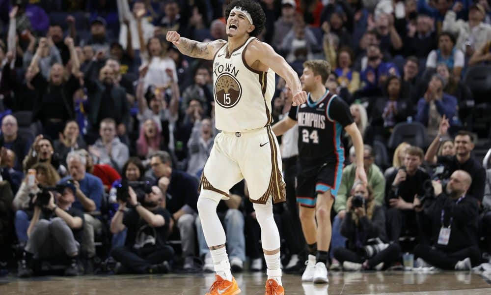 El alero brasileño de los Golden State Warriors, Gui Santos, festeja tras anotar un triple contra los Memphis Grizzlies. EFE/EPA/JOHN G. MABANGLO SHUTTERSTOCK OUT