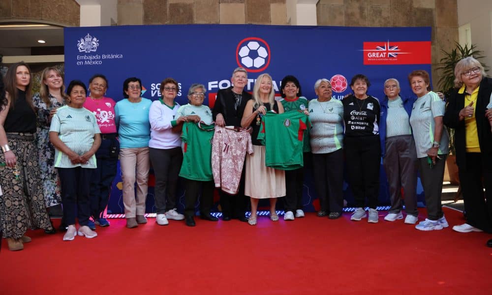 Fotografía cedida hoy, por la Embajada de Reino Unido en México donde se observa a las ex futbolistas brittánicas Christine Lockwood (8-i) y Trudy McCaffery (7-d) de la COPA71 posando con ex jugadoras mexicanas, durante un acto protocolario este miércoles, en Ciudad de México (México). EFE/Embajada de Reino Unido en México /SOLO USO EDITORIAL/NO VENTAS/SOLO DISPONIBLE PARA ILUSTRAR LA NOTICIA QUE ACOMPAÑA (CRÉDITO OBLIGATORIO)