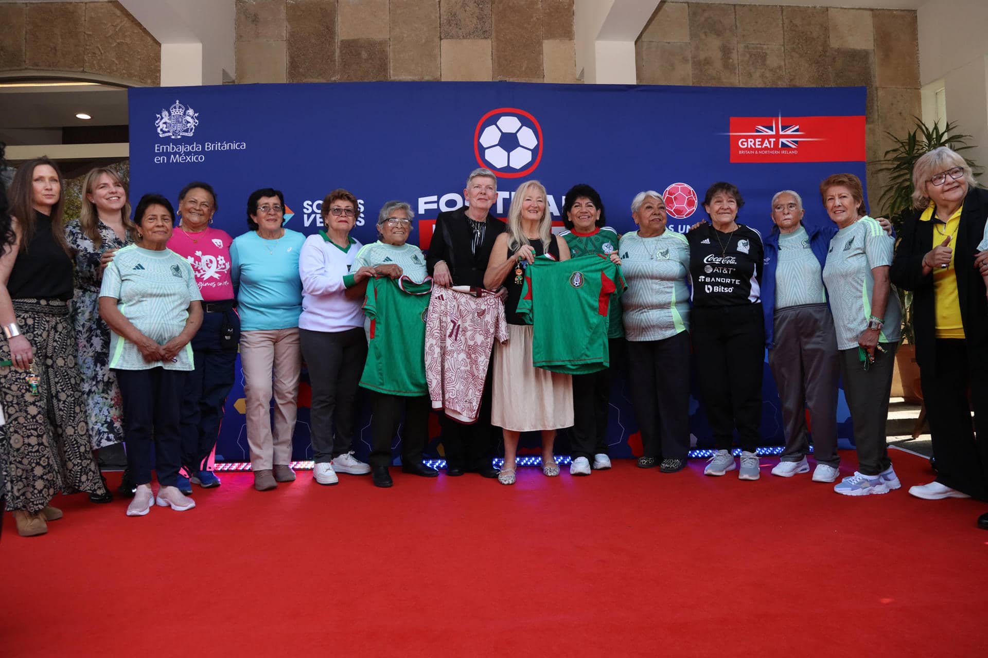 Fotografía cedida hoy, por la Embajada de Reino Unido en México donde se observa a las ex futbolistas brittánicas Christine Lockwood (8-i) y Trudy McCaffery (7-d) de la COPA71 posando con ex jugadoras mexicanas, durante un acto protocolario este miércoles, en Ciudad de México (México). EFE/Embajada de Reino Unido en México /SOLO USO EDITORIAL/NO VENTAS/SOLO DISPONIBLE PARA ILUSTRAR LA NOTICIA QUE ACOMPAÑA (CRÉDITO OBLIGATORIO)