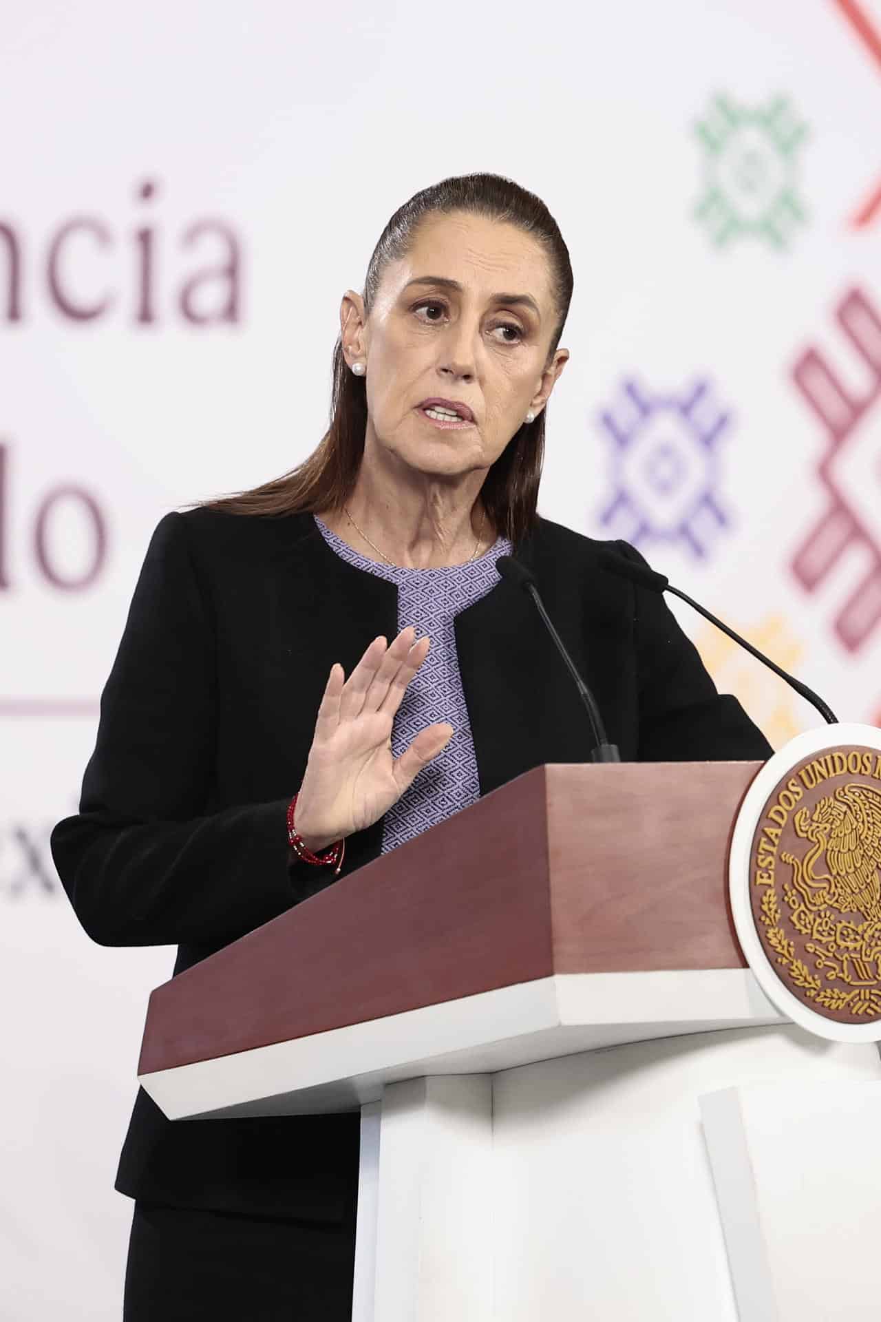 La presidenta de México, Claudia Sheinbaum, habla durante una rueda de prensa en el Palacio Nacional de Ciudad de México (México). Imagen de archivo. EFE/ José Méndez