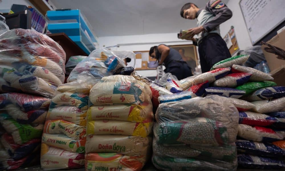 Personas organizan donativos para familias damnificadas. Imagen de archivo. EFE/ Rayner Peña R