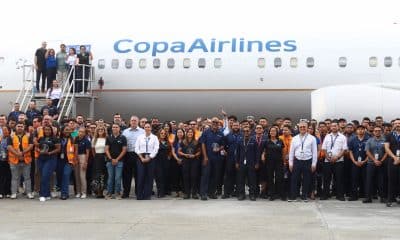 Trabajadores de la aerolínea Copa posan durante un evento en el Aeropuerto Internacional de Tocumen en Ciudad de Panamá (Panamá). EFE/ Carlos Lemos