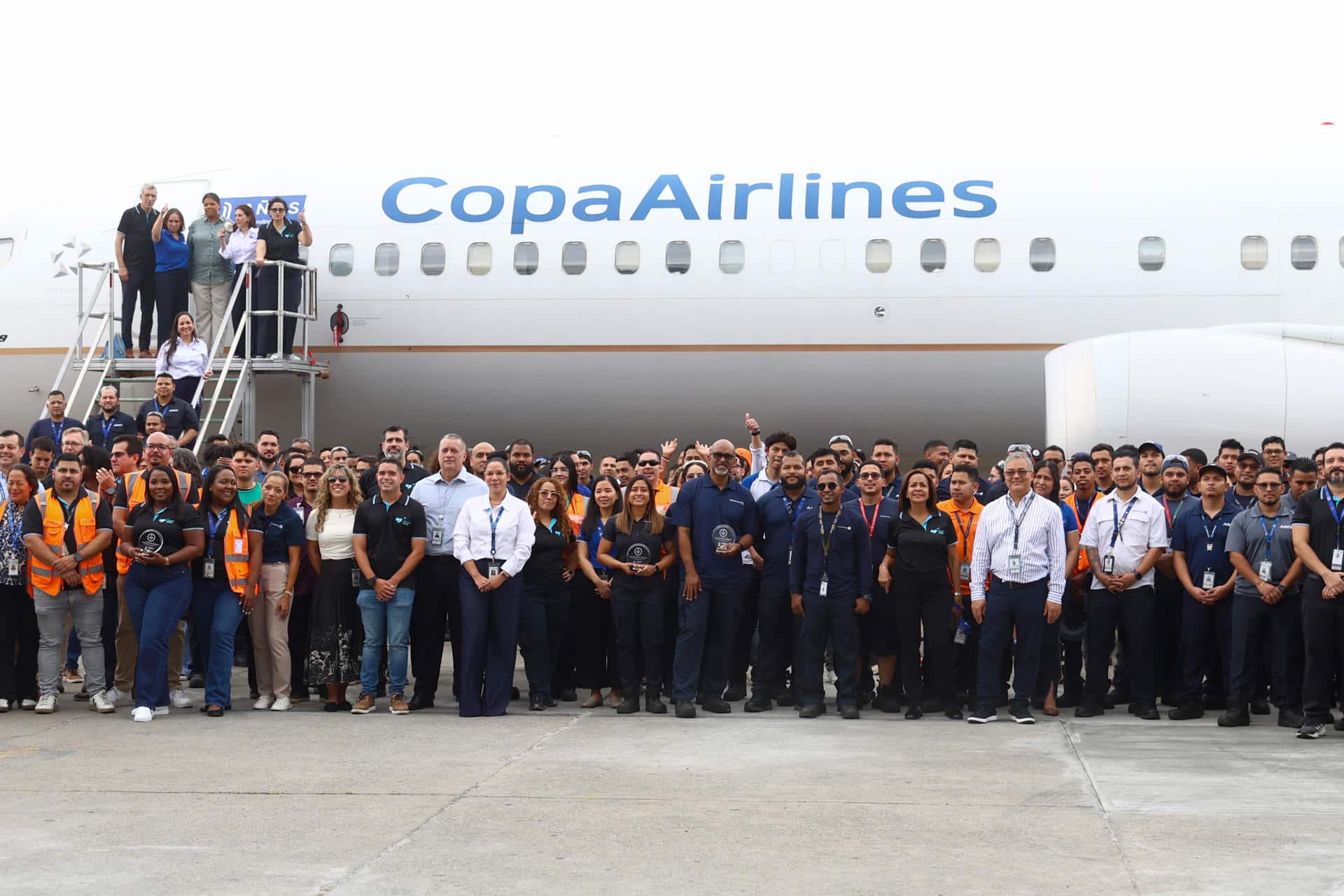 Trabajadores de la aerolínea Copa posan durante un evento en el Aeropuerto Internacional de Tocumen en Ciudad de Panamá (Panamá). EFE/ Carlos Lemos