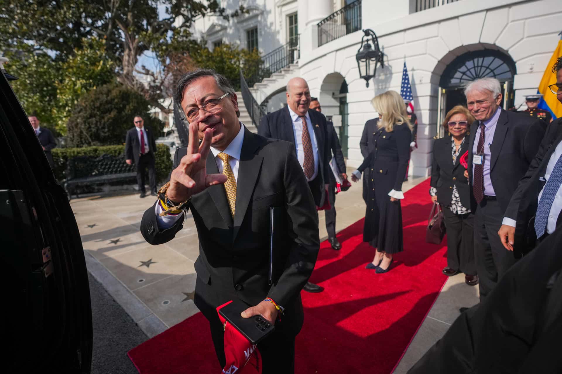 Fotografía cedida por la Presidencia de Colombia del mandatario, Gustavo Petro (i), saluda a su salida de la Casa Blanca tras una reunión con su homólogo de Estados Unidos, Donald Trump, este martes en Washington (EE.UU.). EFE/Presidencia de Colombia