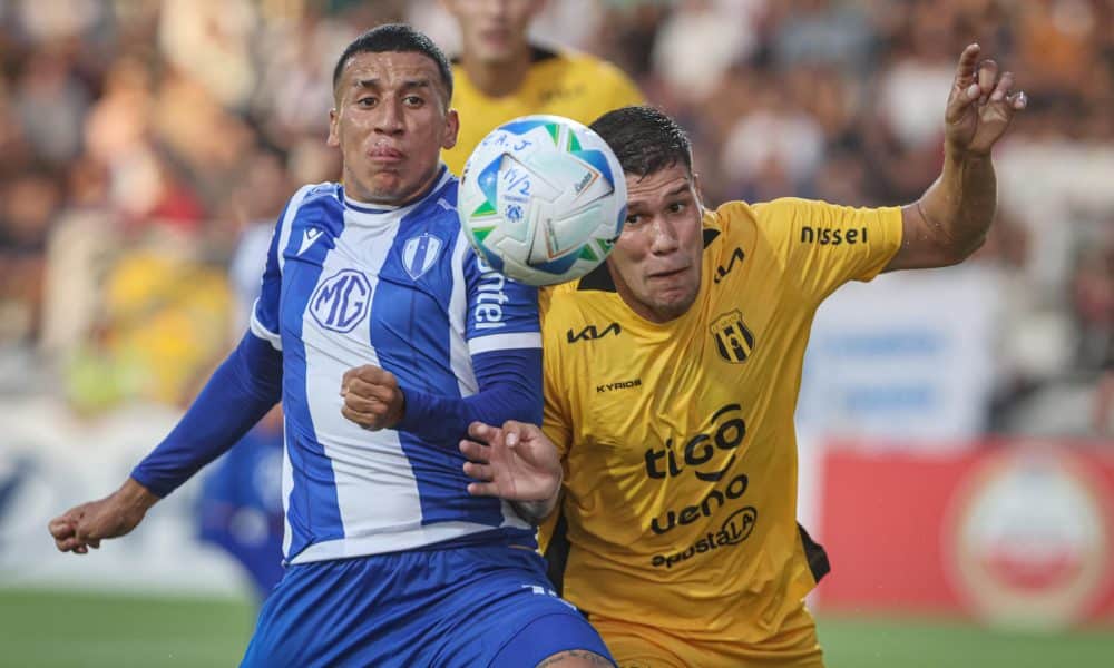 Bruno Larregui (i) de Juventud disputa un balón con Sebastian Zaracho de Guaraní durante un partido de la Copa Libertadores. EFE/ Gastón Britos