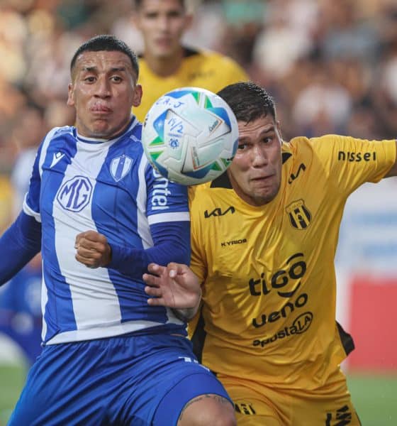 Bruno Larregui (i) de Juventud disputa un balón con Sebastian Zaracho de Guaraní durante un partido de la Copa Libertadores. EFE/ Gastón Britos