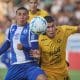 Bruno Larregui (i) de Juventud disputa un balón con Sebastian Zaracho de Guaraní durante un partido de la Copa Libertadores. EFE/ Gastón Britos