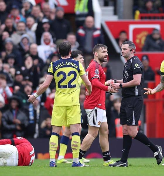 El central agentino 'Cuti' Cristian Romero, del Tottenham (d), se lamenta tras se expulsado Michael Oliver que han jugado Manchester United y Tottenham Hotspur, en Manchester, Reino Unido. EFE/EPA/ADAM VAUGHAN