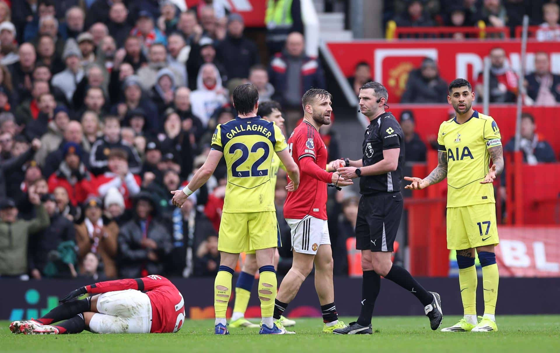 El central agentino 'Cuti' Cristian Romero, del Tottenham (d), se lamenta tras se expulsado Michael Oliver que han jugado Manchester United y Tottenham Hotspur, en Manchester, Reino Unido. EFE/EPA/ADAM VAUGHAN