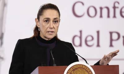 La presidenta de México, Claudia Sheinbaum, habla en una rueda de prensa este lunes, en Palacio Nacional de Ciudad de México (México). EFE/ José Méndez