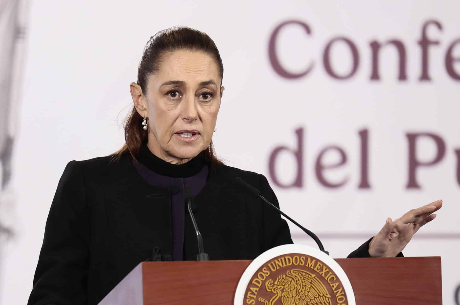 La presidenta de México, Claudia Sheinbaum, habla en una rueda de prensa este lunes, en Palacio Nacional de Ciudad de México (México). EFE/ José Méndez