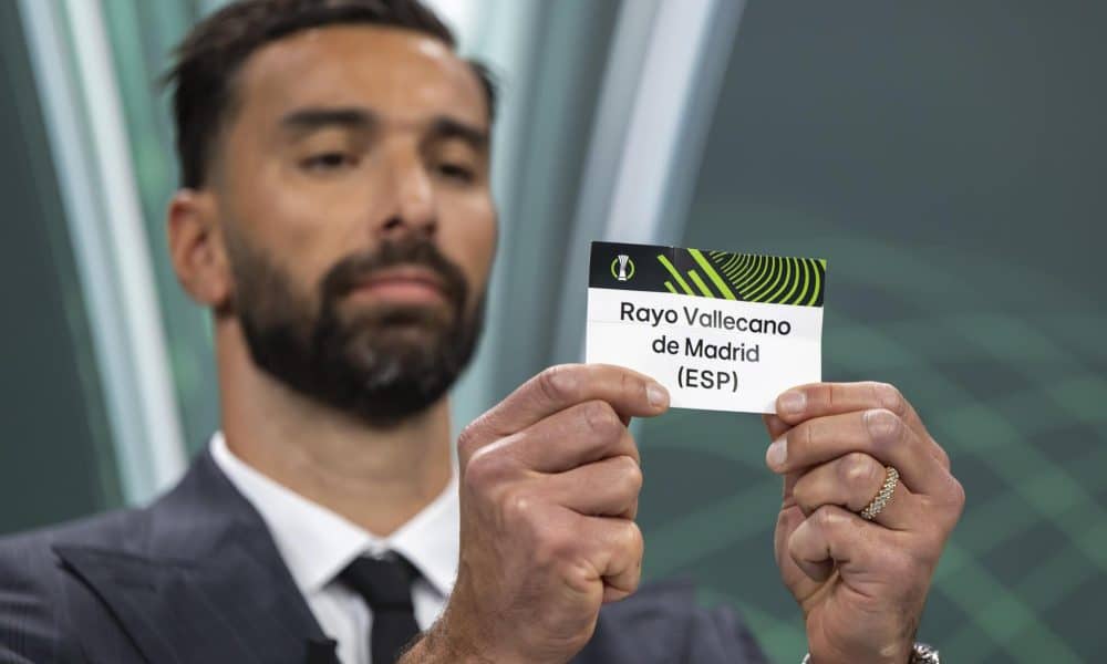 Rui Patricio muestra el cartel del Rayo Vallecano durante el sorteo del la Liga Conferencia este viernes en Nyon. EFE/EPA/MARTIAL TREZZINI