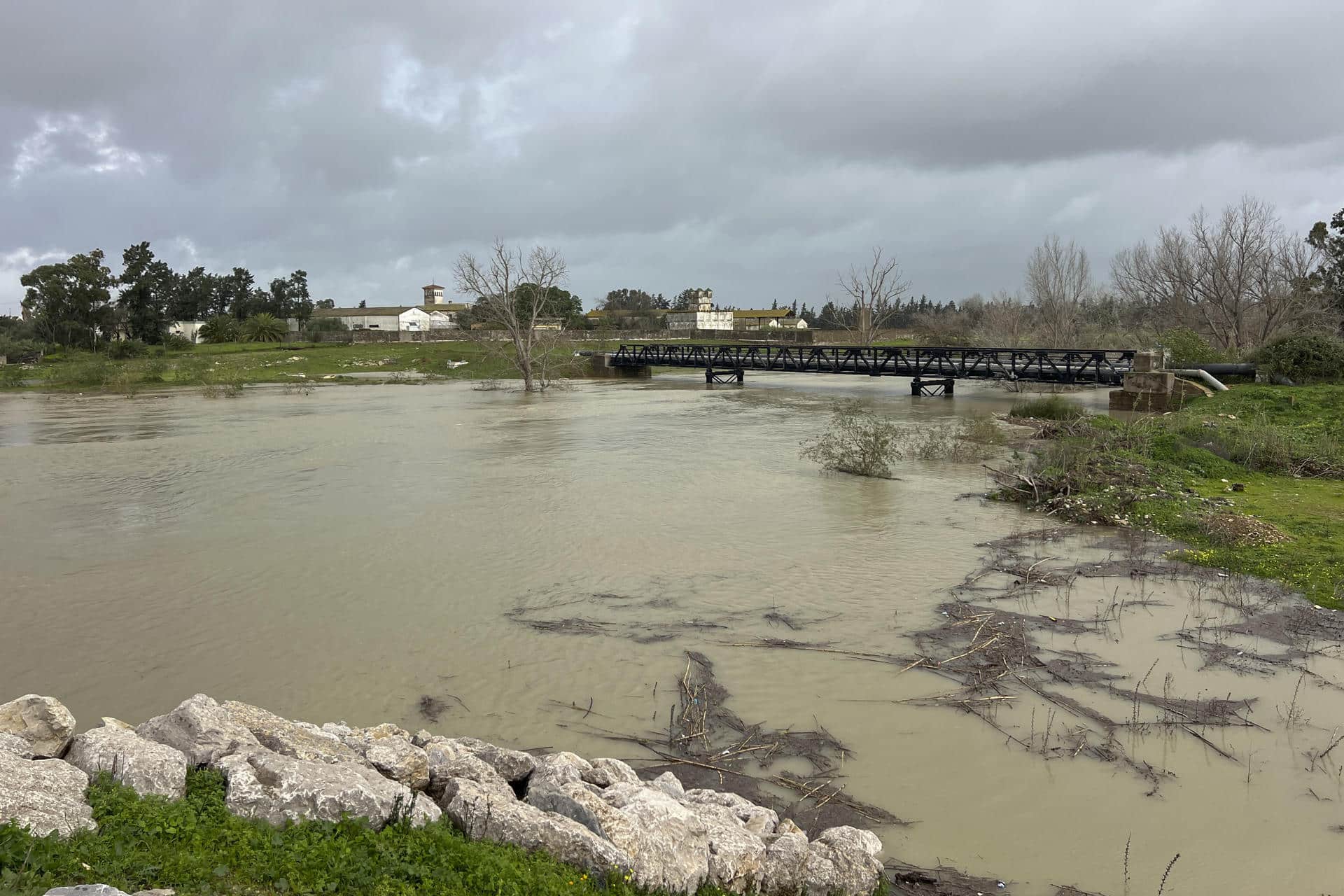 Vista de un paraje inundado en las proximidades de Alcazarquivir, a 160 kilómetros al norte de Rabat, en una imagen de la semana pasada. EFE/ Mohamed Siali