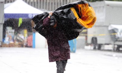 Fotografía de archivo de una persona que trata de protegerse de las fuertes lluvias en Tijuana (México). EFE/Alejandro Zepeda