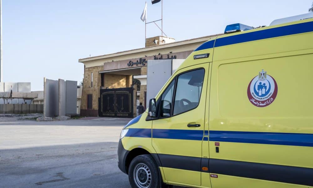 Una ambulancia espera en el lado egipcio del paso de Rafah que conecta Egipto con la Franja de Gaza, donde avanzan los trabajos y trámites para la reapertura anunciada por Israel, que seguirá manteniendo el control, aunque este domingo no se espera que puedan cruzar aún civiles. EFE/EPA/STRINGER