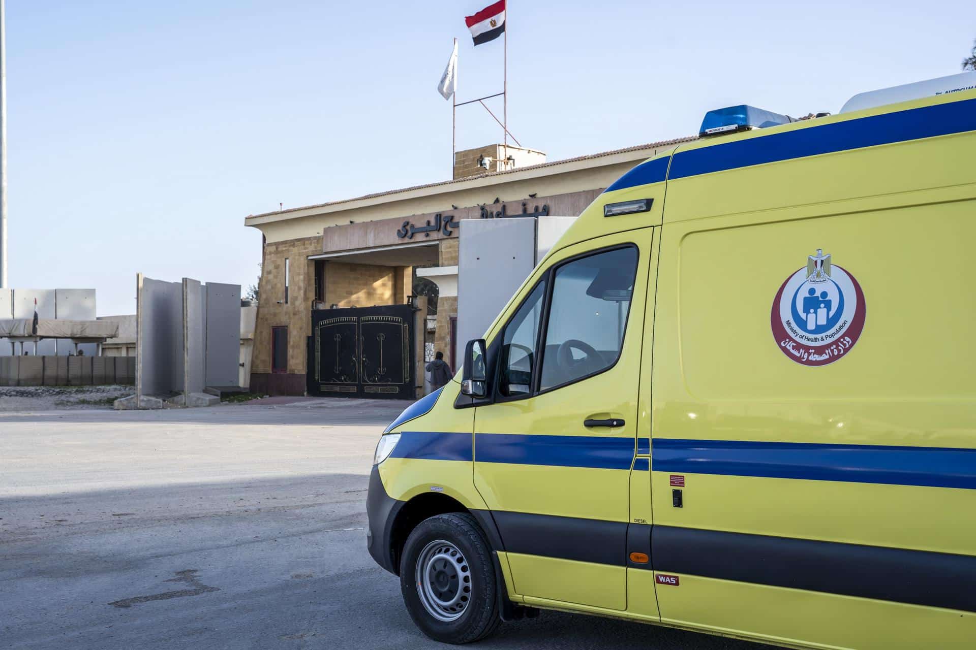 Una ambulancia espera en el lado egipcio del paso de Rafah que conecta Egipto con la Franja de Gaza, donde avanzan los trabajos y trámites para la reapertura anunciada por Israel, que seguirá manteniendo el control, aunque este domingo no se espera que puedan cruzar aún civiles. EFE/EPA/STRINGER